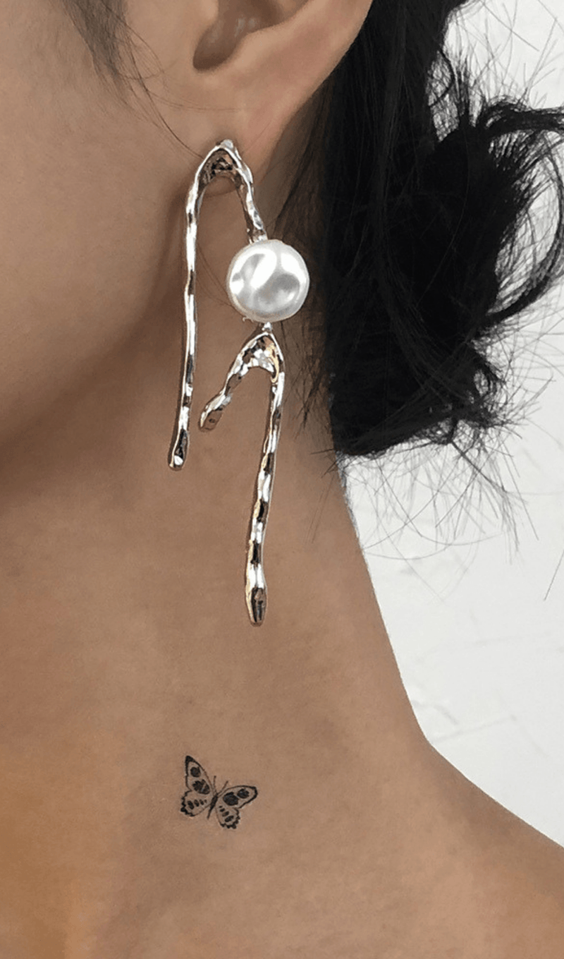 Geometric irregular pearl earrings.