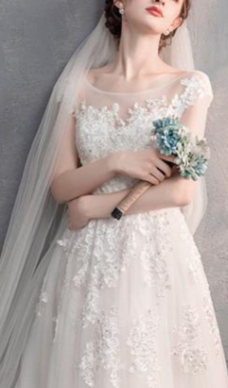 WHITE TRAILING LACE WEDDING DRESS