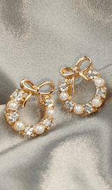 Simple geometric pearl earrings