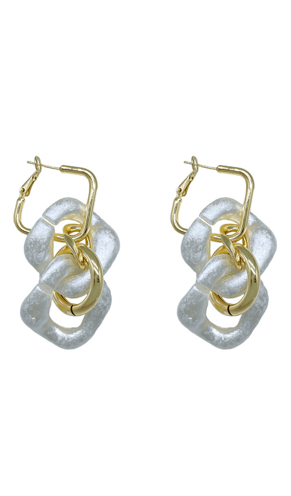 THE LONG EARRINGS ARE VERSATILE AND LUXURIOUS